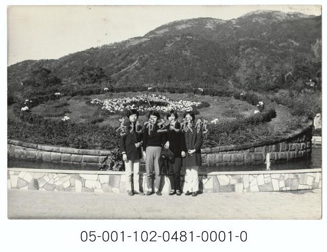 陽明公園花鐘前留影-四名年輕女性藏品圖，第1張