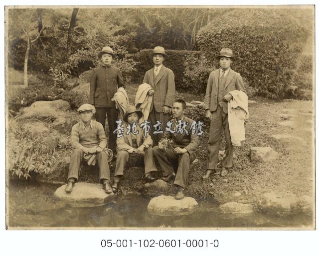 六人於池塘邊合影藏品圖，第1張