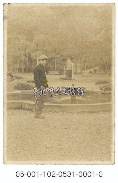 男子獨照於北投公園星型噴水池藏品圖，第1張