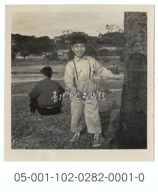 兒童樂園的基隆河畔-嬉戲中的小男童藏品圖，第1張