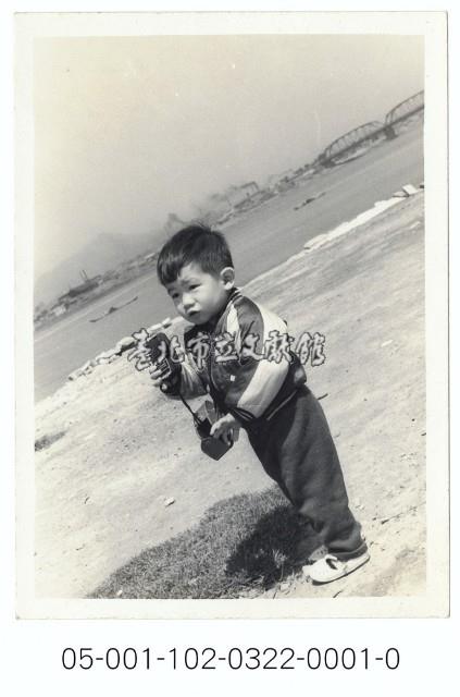 淡水河岸小童-獨照藏品圖，第1張