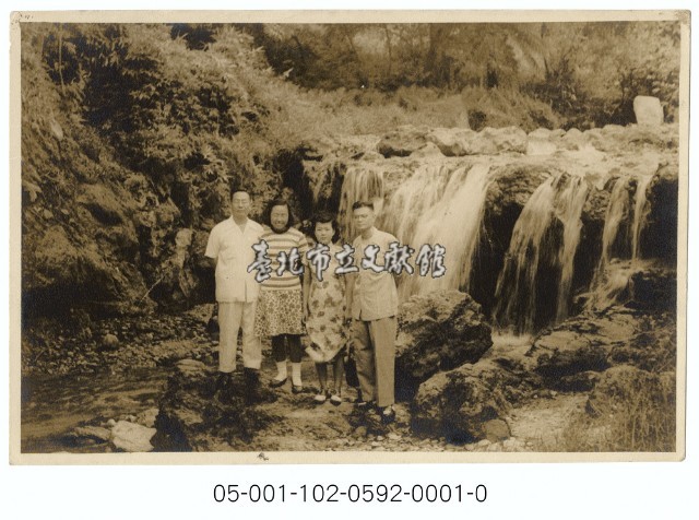 北投瀑布前合影-2男2女藏品圖，第1張