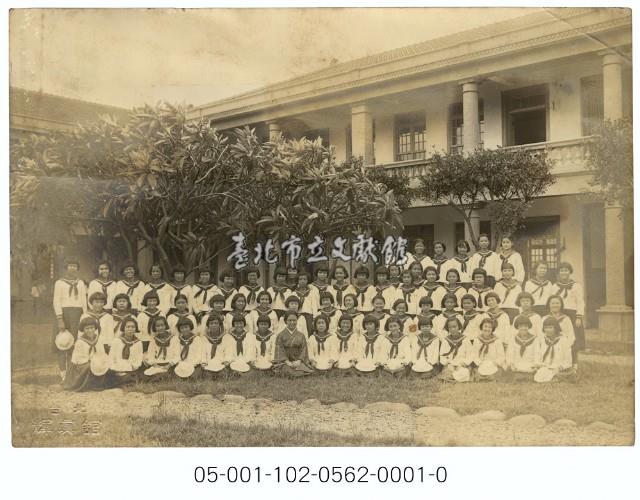 女校生歡送老師合照藏品圖，第1張