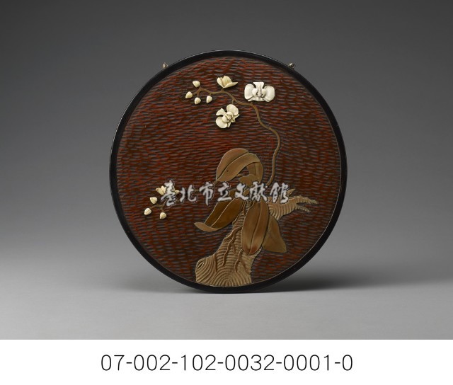 紅漆臺灣鑲骨蝴蝶蘭掛飾藏品圖，第1張