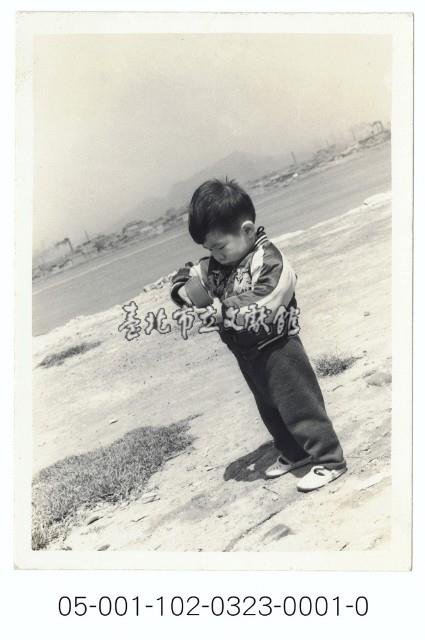 淡水河岸小童-專注藏品圖，第1張