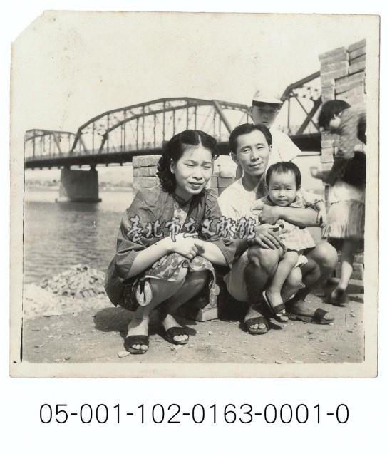 臺北橋旁的的一家人藏品圖，第1張