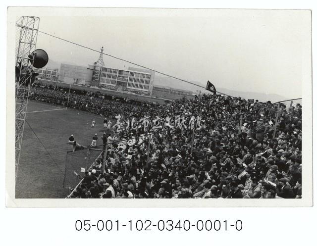 臺北市立棒球場右外野看臺與觀眾藏品圖，第1張