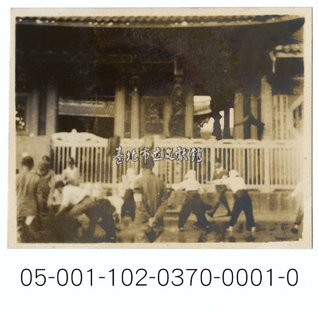 龍山寺前消防演練-傳遞消防水的情形藏品圖，第1張