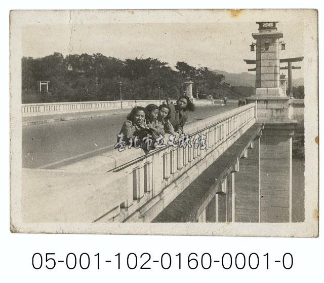 中山橋石欄的女同學們藏品圖，第1張