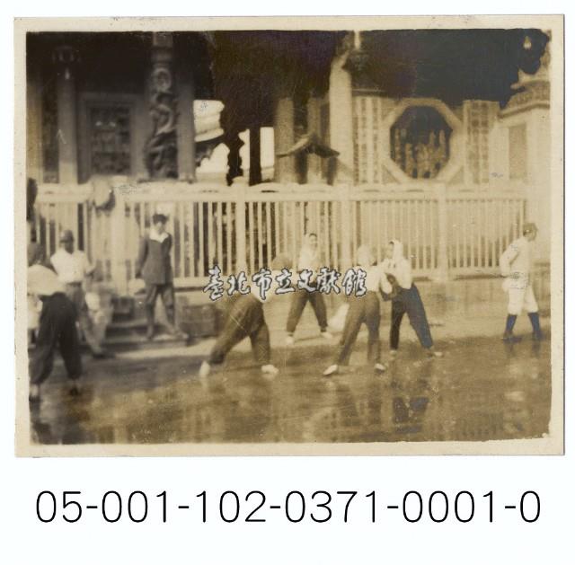 龍山寺前消防演練-伸展身體傳遞消防水藏品圖，第1張