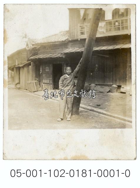 康樂里眷村生活照-倚樹拍照的男孩藏品圖，第1張