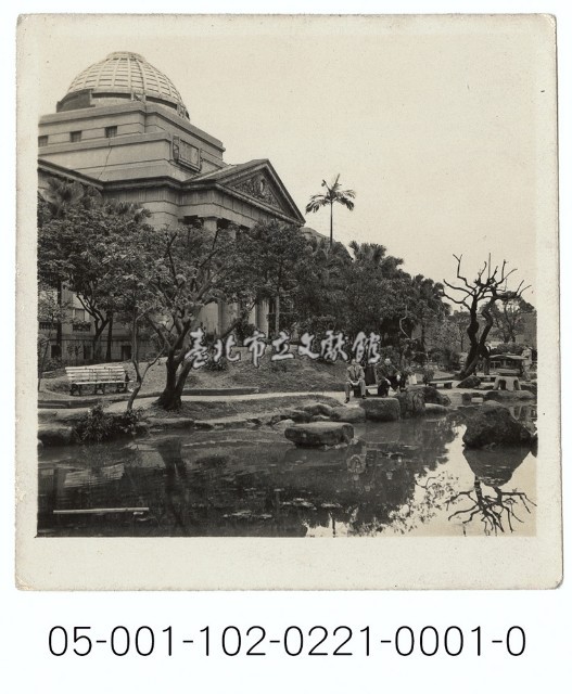臺灣省立博物館旁合影藏品圖，第1張