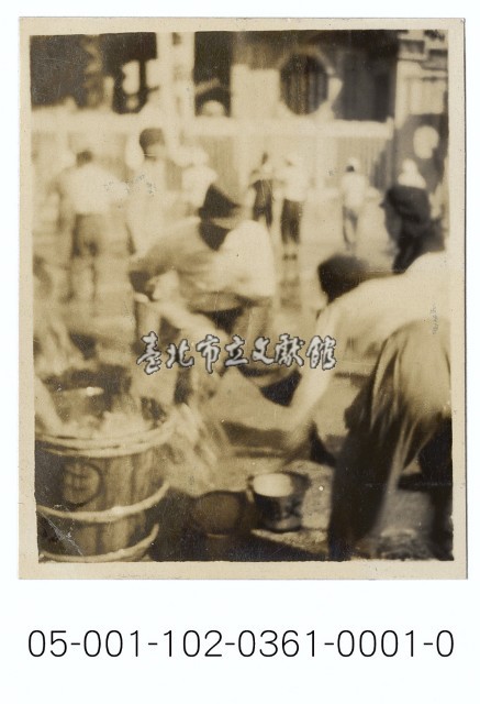 龍山寺前消防演練-由大木桶舀水傳遞藏品圖，第1張
