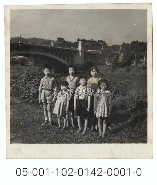 圓山中山橋旁六學童合影藏品圖，第1張