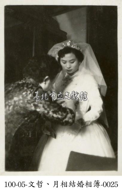 文哲、月相結婚相簿0025 (將胸花及名條別於腰間)藏品圖，第1張