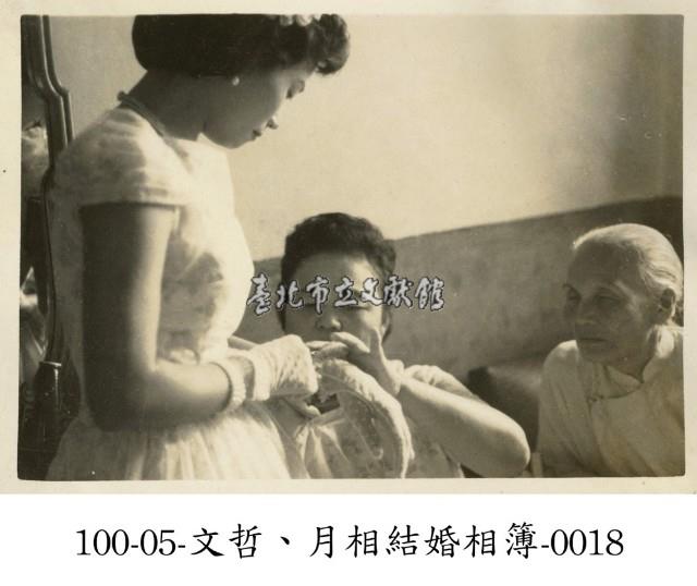 文哲、月相結婚相簿0018(親友看新娘手飾)藏品圖，第1張