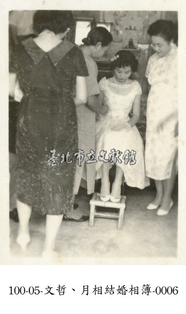文哲、月相結婚相簿0006 (腳踏矮椅)藏品圖，第1張
