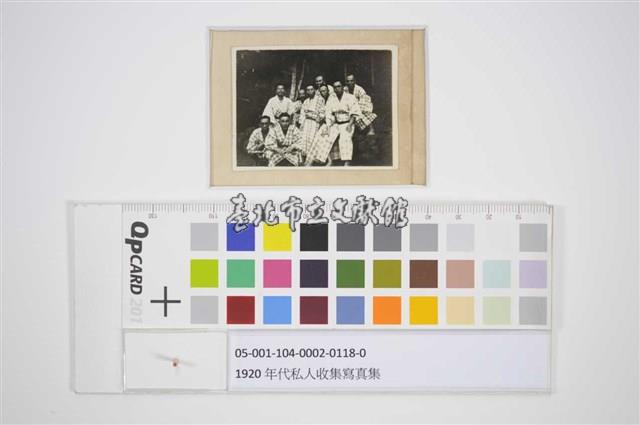 穿著浴衣的中年男性室外合照（3）藏品圖，第1張