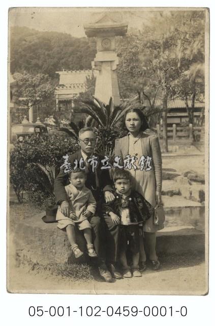 臺灣神社前合影藏品圖，第1張