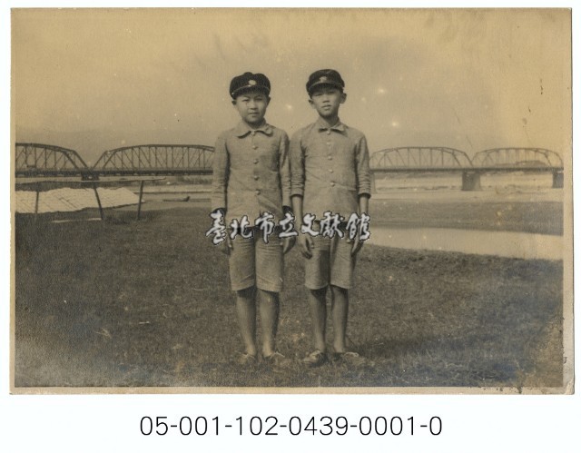 臺北大橋前合影藏品圖，第1張