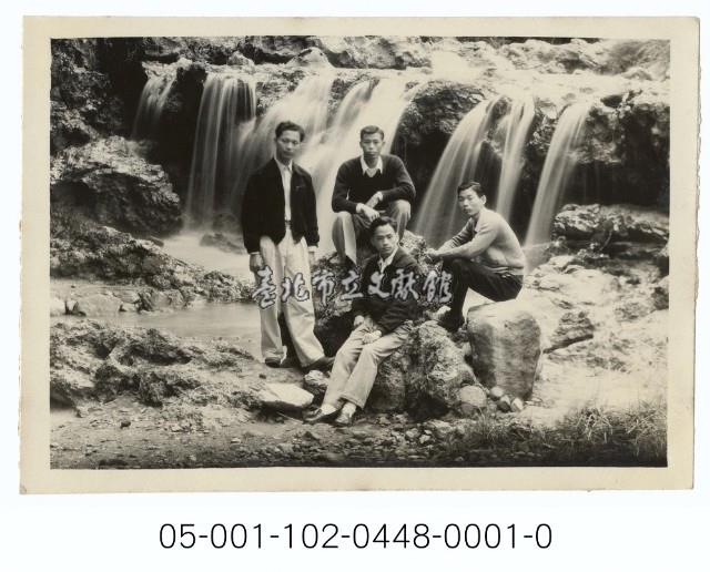 北投瀑布前合影-4名男性藏品圖，第1張