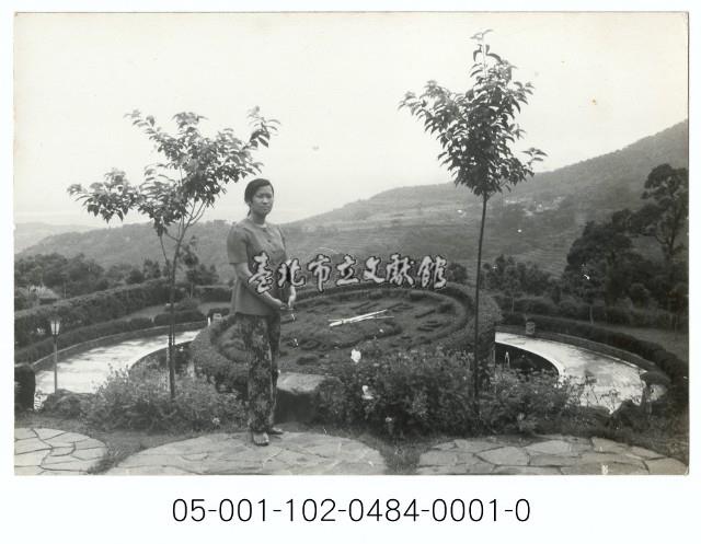 陽明公園花鐘前留影-婦女獨照藏品圖，第1張