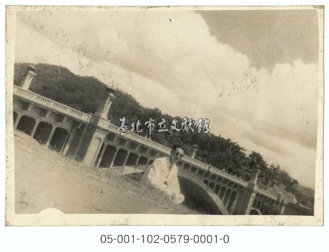 男子獨照於圓山橋旁藏品圖，第1張