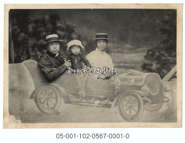 汽車布景的沙龍照藏品圖，第1張