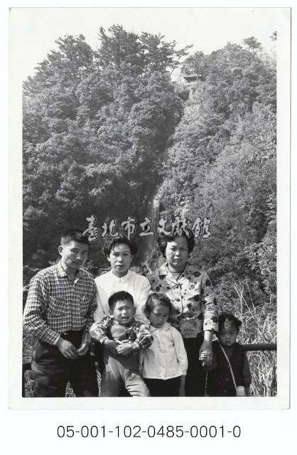 陽明瀑（現大屯瀑布）前家庭留念藏品圖，第1張