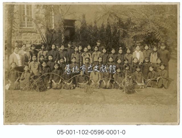 女中學生團體照-草山眾樂園藏品圖，第1張