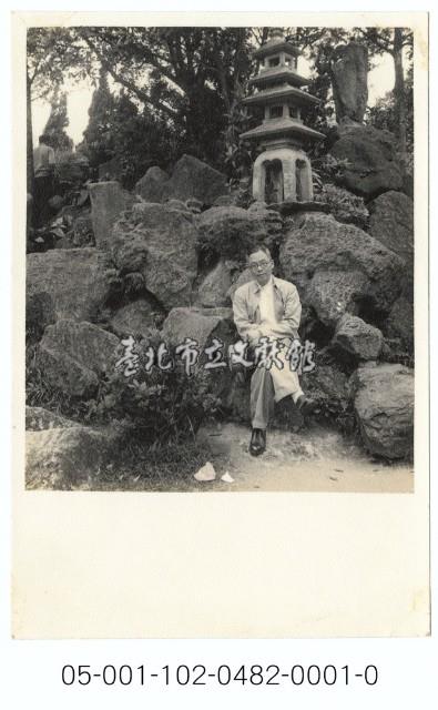 日式石燈及假山旁留影藏品圖，第1張