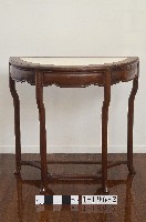 束腰帶托半月桌藏品圖，第1張