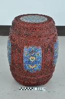 雕漆鑲琺瑯彩圓鼓凳一對－鼓凳藏品圖，第2張