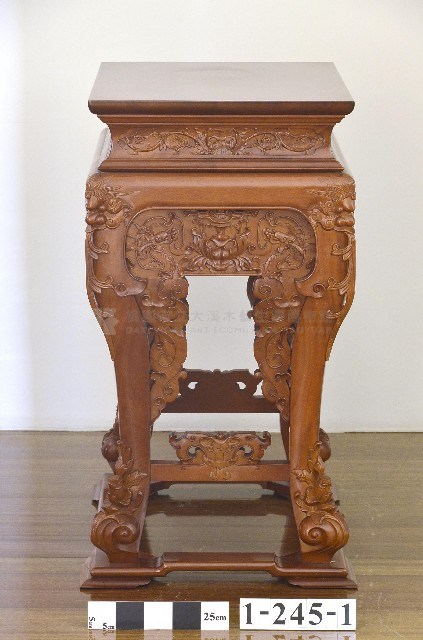 花台一組（肖楠高束腰雕花邊桌花台）藏品圖，第1張