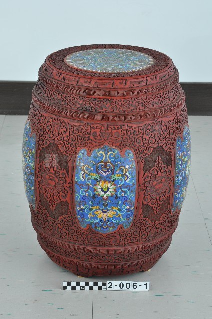 雕漆鑲琺瑯彩圓鼓凳一對－鼓凳藏品圖，第2張