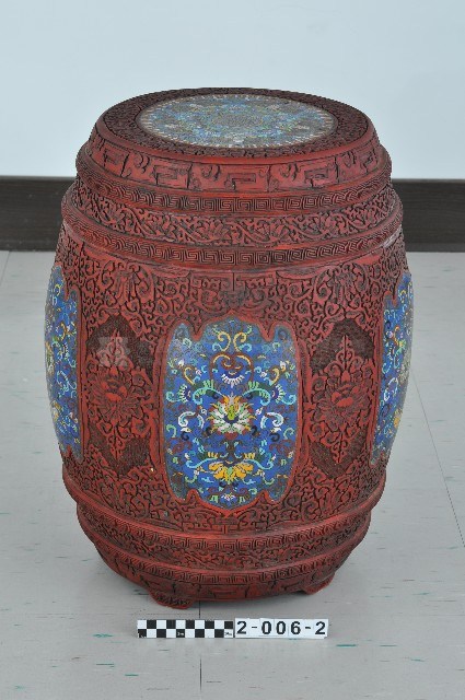 雕漆鑲琺瑯彩圓鼓凳一對－鼓凳藏品圖，第2張