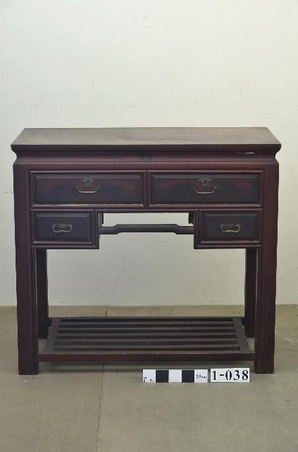 書桌藏品圖，第1張