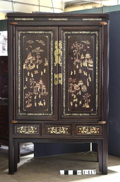 嵌骨黃楊木門臼衣櫃藏品圖，第1張