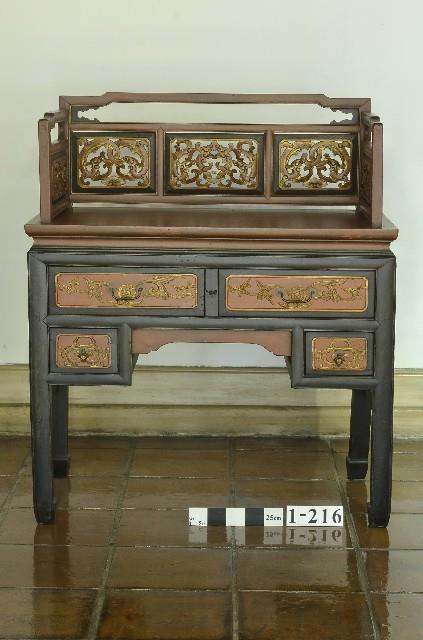 紅黑金掌櫃桌藏品圖，第1張