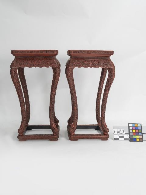 雕漆高束腰三彎腿龍紋花檯一對藏品圖，第1張