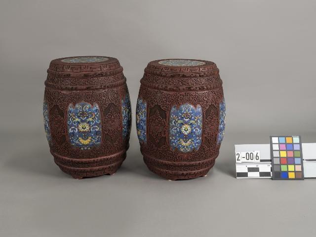 雕漆鑲琺瑯彩圓鼓凳一對藏品圖，第1張