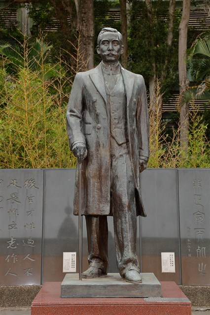 中山碑林西側國父銅雕立像複製品的圖片