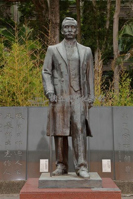 中山碑林西側國父銅雕立像複製品藏品圖，第1張