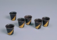 釉裡金彩酒杯的圖片