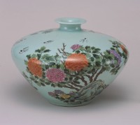 Bottle in famille- rose with decoration of peony Collection Image, Figure 1, Total 2 Figures