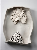 房裡，抽屜用強壯的外殼藏匿鎖碎的真實的圖片