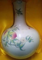 粉彩九桃天球瓶(中)藏品圖，第1張