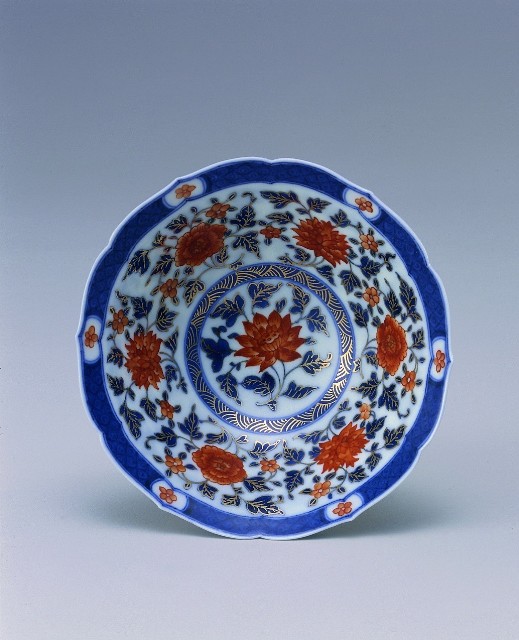 Thin-bodied bowl with gold tracery decoration of r