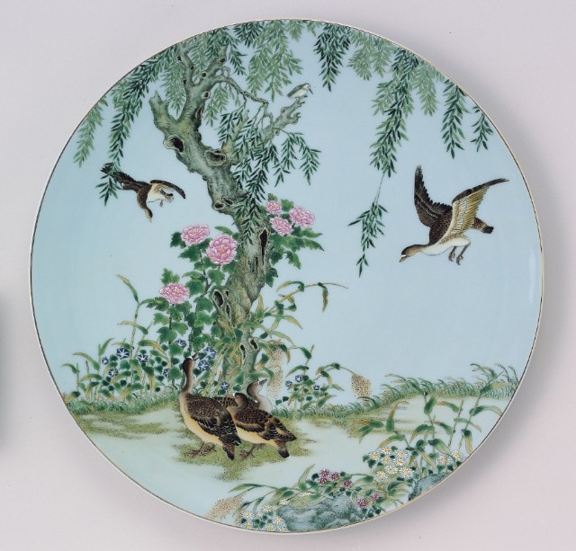 Plate in famille- rose with decoration of gooses