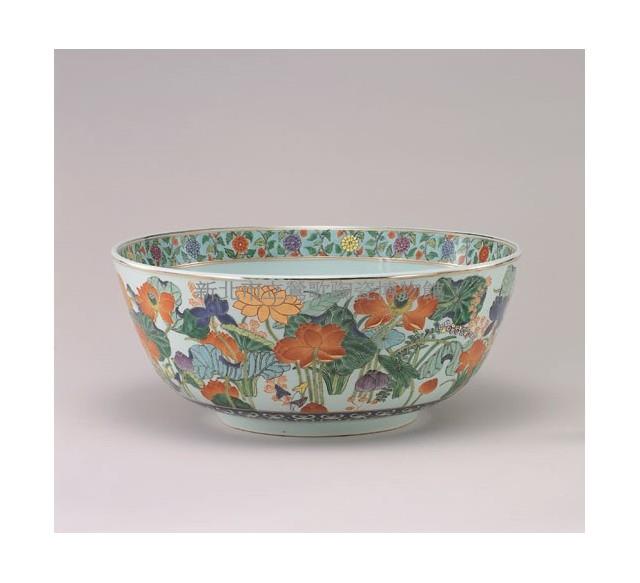 Bowl in famille- rose with decoration of lotus Collection Image, Figure 3, Total 3 Figures